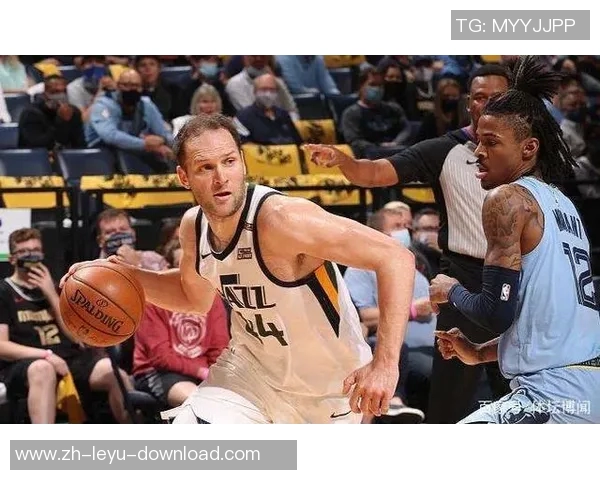 湖人队与灰熊队激战正酣谁能在季后赛中笑到最后